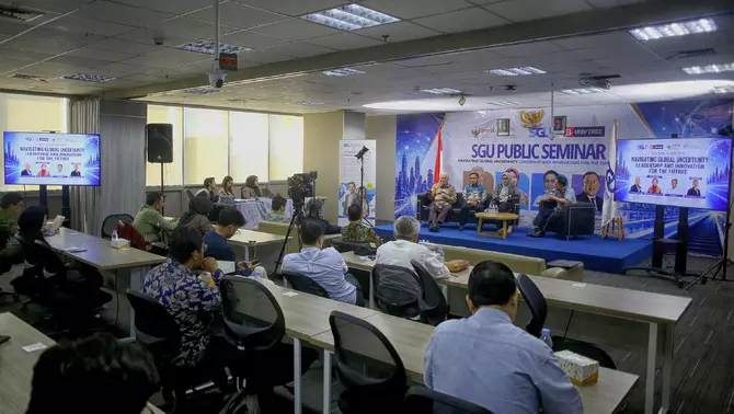 Komisaris Utama B-Universe Enggartiasto Lukita (kiri), bersama Asisten Deputi Keterpaduan Pelayanan Digital Nasional Kementerian PANRB Adi Nugroho (dua kiri), Direktur Data Pembangunan dan Pemerintah Digital Kementerian PPN/Bappenas Dini Magfira (dua kanan), menjadi narasumber dengan moderator Head of Study Program Master of Information Technology Swiss German University Eka Budiarto (kanan), dalam seminar yang diadakan oleh Swiss German University (SGU), dengan tema Navigating Global Uncertainty : Leadership and Innovation for the Future yang diadakan di The Prominance Tower, Alam Sutera, Tangerang, Banten, Sabtu (20/6/2026).