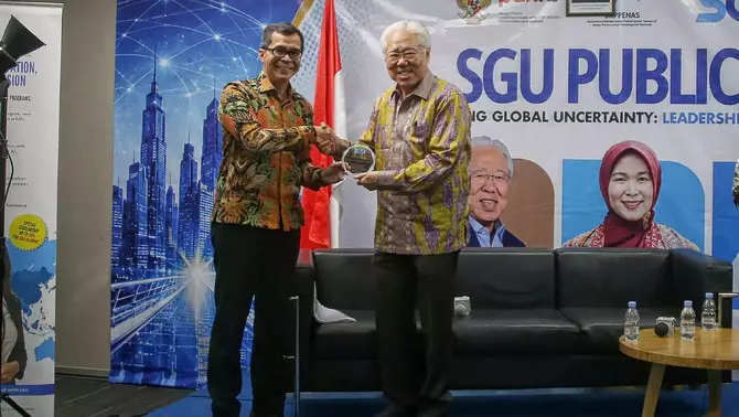 Rektor Swiss German University Samuel Kusumo Cahyo (kiri), memberikan cenderamata kepada Komisaris Utama B-Universe Enggartiasto Lukita,  usai menjadi narasumber dalam seminar yang diadakan oleh Swiss German University (SGU), dengan tema Navigating Global Uncertainty : Leadership and Innovation for the Future yang diadakan di The Prominance Tower, Alam Sutera, Tangerang, Banten, Sabtu (20/6/2026).