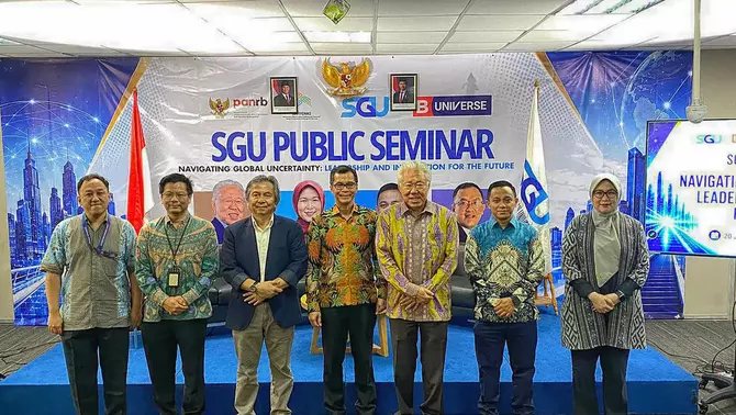 Rektor Swiss German University Samuel Kusumo Cahyo (tengah), Wakil Rektor Bidang Non-Akademik Swiss German University James Purnama (dua kiri), Head of Study Program Master of Information Technology Swiss German University Eka Budiarto (kiri), Ambassador of Indonesia to Ethiopia, Djibouti, and the African Union, serta Founder of Basnur Academy Kausa Al-Busyra Basnur (tiga kiri), berfoto bersama sejumlah narasumber diantarannya Komisaris Utama B-Universe Enggartiasto Lukita (tiga kanan), Asisten Deputi Keterpaduan Pelayanan Digital Nasional Kementerian PANRB Adi Nugroho (dua kanan), dan Direktur Data Pembangunan dan Pemerintah Digital Kementerian PPN/Bappenas Dini Magfira (kanan), usai seminar yang diadakan oleh Swiss German University (SGU), dengan tema Navigating Global Uncertainty : Leadership and Innovation for the Future yang diadakan di The Prominance Tower, Alam Sutera, Tangerang, Banten, Sabtu (20/6/2026).