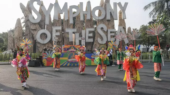 Penari membawakan tarian Harmoni Jakarta saat mengikuti Parade Jakarnaval 2026 di kawasan Pantai Lagoon Ancol, Jakarta, Sabtu (20/6/2026)