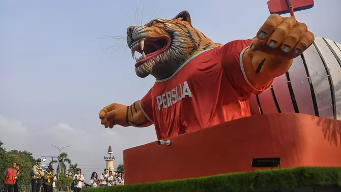 Mobil hias berbentuk maskot Persija Jakarta saat mengikuti Parade Jakarnaval 2026 di kawasan Pantai Lagoon Ancol, Jakarta, Sabtu (20/6/2026).