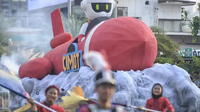 Peserta membawakan mobil hias intellectual property (IP) Cimot saat mengikuti Parade Jakarnaval 2026 di kawasan Pantai Lagoon Ancol, Jakarta, Sabtu (20/6/2026).