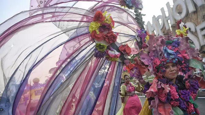Peserta membawakan kostum kreatif saat mengikuti Parade Jakarnaval 2026 di kawasan Pantai Lagoon Ancol, Jakarta, Sabtu (20/6/2026).