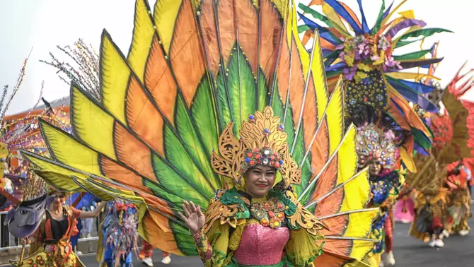 Peserta membawakan kostum kreatif saat mengikuti Parade Jakarnaval 2026 di kawasan Pantai Lagoon Ancol, Jakarta, Sabtu (20/6/2026).