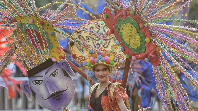 Peserta membawakan kostum kreatif saat mengikuti Parade Jakarnaval 2026 di kawasan Pantai Lagoon Ancol, Jakarta, Sabtu (20/6/2026).