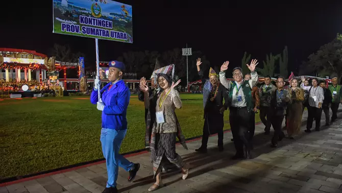 Kontingen Provinsi Sumatera Utara melakukan defile pada pembukaan Pesta Paduan Suara Gerejawi (Pesparawi) Nasional ke XIV di Lapangan Borasi, Kabupaten Manokwari, Papua Barat, Sabtu (20/6/2026).