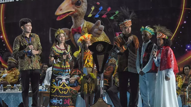 Wakil Presiden Gibran Rakabuming Raka (ketiga kanan) berdialog dengan peserta pada pembukaan Pesta Paduan Suara Gerejawi (Pesparawi) Nasional ke XIV di Lapangan Borasi, Kabupaten Manokwari, Papua Barat, Sabtu (20/6/2026).