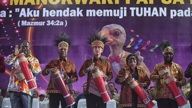 Wakil Presiden Gibran Rakabuming Raka (tengah) didampingi Wamendagri Ribka Haluk (kedua kanan), Gubernur Papua Barat Daya Elisa Kambu (kiri), Gubernur Papua Barat Dominggus Mandacan (kedua kiri), dan Ketua DPRD Papua Barat Orgenes Wonggor (kanan) menabuh tifa saat membuka Pesta Paduan Suara Gerejawi (Pesparawi) Nasional ke XIV di Lapangan Borasi, Kabupaten Manokwari, Papua Barat, Sabtu (20/6/2026).