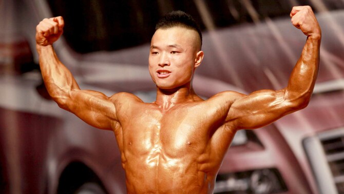 Seorang  atlet binaraga China saat beraksi di Nanthong, China. FOTO: AFP