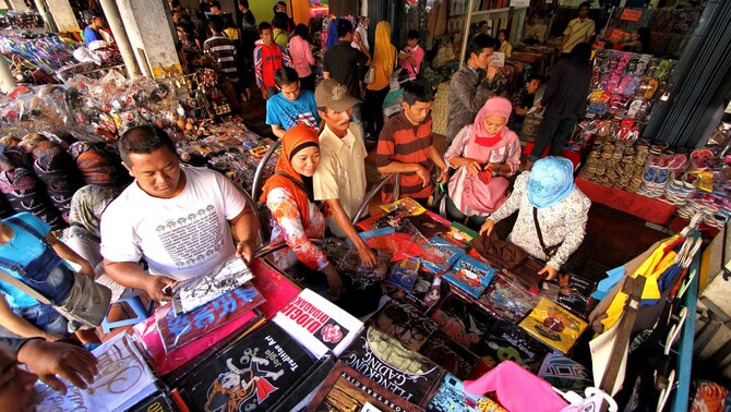 Sejumlah wisatawan berbelanja di kawasan Malioboro, Yogyakarta. FOTO: ANTARA/Noveradika