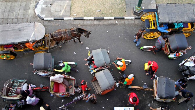 Sejumlah angkutan jenis andong dan becak  memadati sisi Jl. Malioboro, Yogyakarta. FOTO: ANTARA/Noveradika