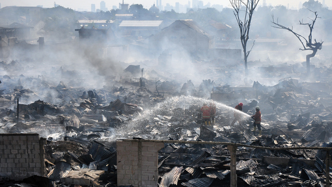 Sejumlah petugas pemadam kebakaran berusaha memadamkan sisa api yang membakar pemukiman di Jalan Gotong Royong, RT 02 RW 02 Kelurahan Pondok Bambu, Jakarta Timur. FOTO: ANTARA/Dian Dwi Saputra