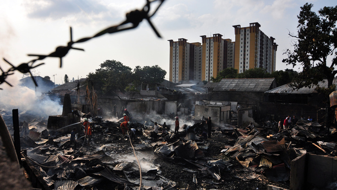 Sejumlah petugas pemadam kebakaran berusaha memadamkan sisa api yang membakar pemukiman di Jalan Gotong Royong, RT 02 RW 02 Kelurahan Pondok Bambu, Jakarta Timur. FOTO: ANTARA/Dian Dwi Saputra
