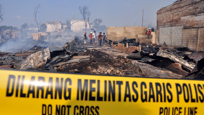 Sejumlah petugas pemadam kebakaran berusaha memadamkan sisa api yang membakar pemukiman di Jalan Gotong Royong, RT 02 RW 02 Kelurahan Pondok Bambu, Jakarta Timur. FOTO: ANTARA/Dian Dwi Saputra