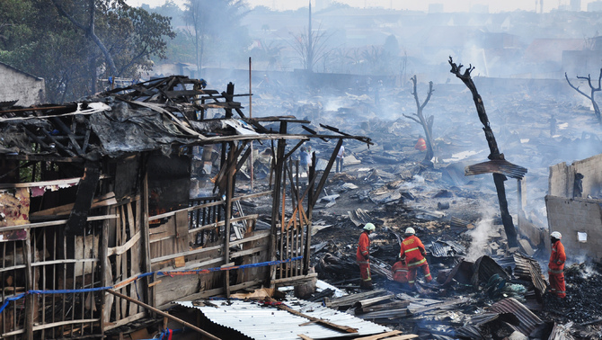 Sejumlah petugas pemadam kebakaran berusaha memadamkan sisa api yang membakar pemukiman di Jalan Gotong Royong, RT 02 RW 02 Kelurahan Pondok Bambu, Jakarta Timur. FOTO: ANTARA/Dian Dwi Saputra