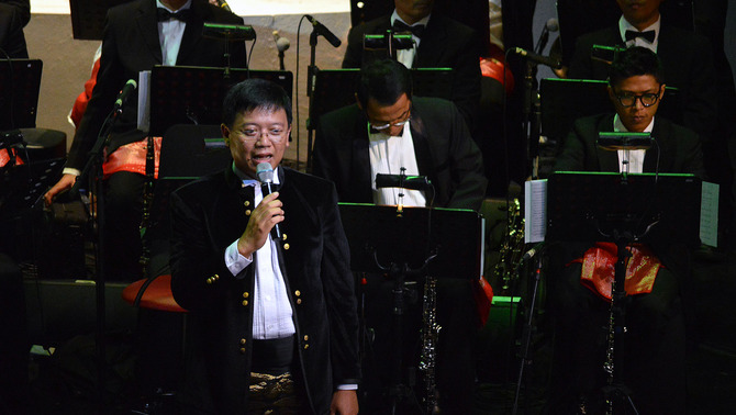 Conductor Avip Priatna memberi sambutan sebelum memimpin para musisi dalam membawakan lagu nasional dalam konser 