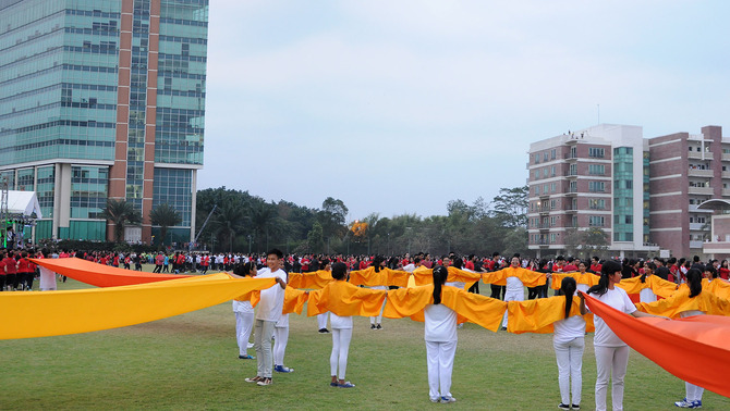 Empat ribu mahasiswa Universitas Pelita Harapan (UPH) melakukan atraksi pada puncak acara UPH Festival 22 dengan pertunjukkan Human Configuration belum lama ini.