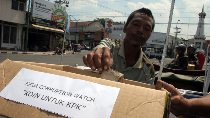 Jumakir seorang tukang becak ikut menyumbangkan sebagian rejekinya bagi KPK di perempatan Tugu Yogyakarta. FOTO: ANTARA/Regina Safri