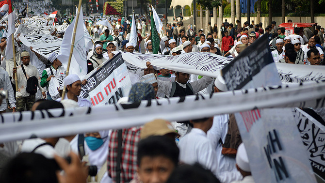 Ribuan masa yang tergabung dalam ormas Islam se-Indonesia melakukan pawai dengan membentangkan banner bertuliskan lafal Tauhid dan mengibarkan bendera di Jakarta, 16 Agustus 2015.