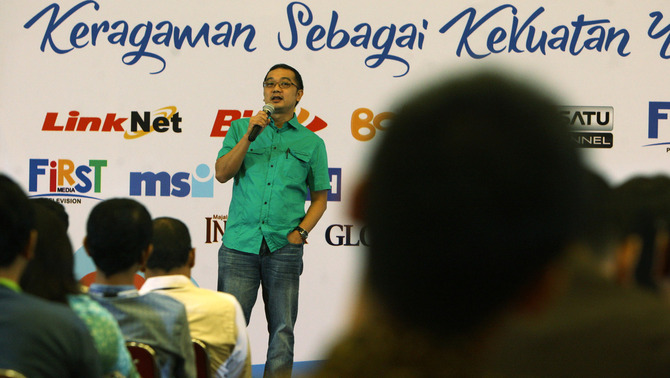 Wakil Presiden Direktur First Media Irwan Djaja, memberikan sambutan saat acara buka puasa bersama keluarga besar First Media dan Berita Satu Media Holdings di Jakarta, 17 Juni 2016. Kegiatan ini mengangkat tema 