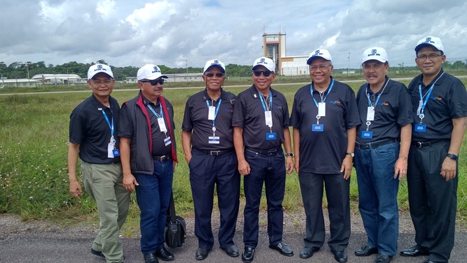 Dirut PT BRI Tbk Asmawi Syam (tengah) dan mantan Dirut BRI Iwan Prawiranata dan Djokosantoso Moeljono menjelang peluncuran satelit BRIsat di Kourou, Guyana, Prancis, 16 Juni 2016. Di latar belakang terlihat roket peluncur satelit BRIsat di Final Assembly Building.