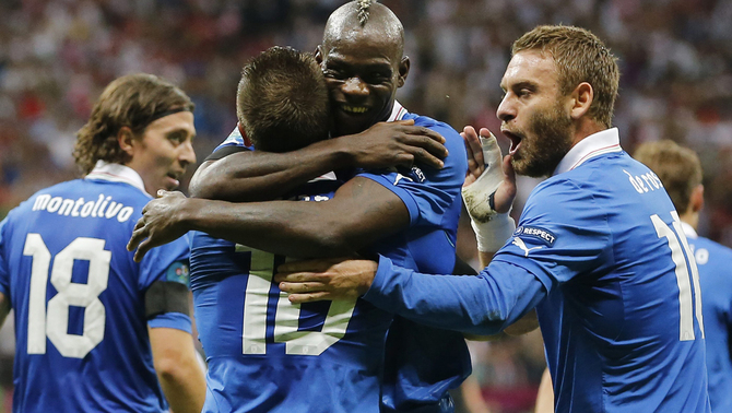 Pemain Italia Mario Balotelli   merayakan kemenangan  bersama timnya usai mecetak gol ke gawang Jerman pada  semifinal Piala Eropa 2012. FOTO:   EPA/OLIVER WEIKEN