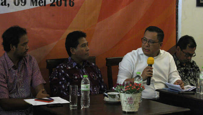 Ketua Bidang SDA, Energi Mineral dan Lingkungan Hidup  BPP HIPMI Andika Anindia Guna (kiri),  Ketua Umum Asosiasi Pengusaha Indonesia (APINDO) Hariyadi Sukamdani (kedua dari kiri), Staf Khusus Menteri Keuangan RI Arif Budimanta (kedua dari kanan) Direktur CITA Yustinus Prastowo (kanan) hadir dalam diskusi rutin Solusi Ekonomi Indonesia yang diselenggarakan oleh INDEF dengan tema Berburu Dana Repatriasi: Relevansi Tax Amnesty dan Data Panama Papers, Jakarta, Senin 9 Mei 2016. Diskusi ini membahas solusi mengenakan tarif pengampunan pajak (tax amnesty) bagi para wajib pajak (WP) yang terbukti melakukan penghindaran pajak. Investor Daily / Emral
