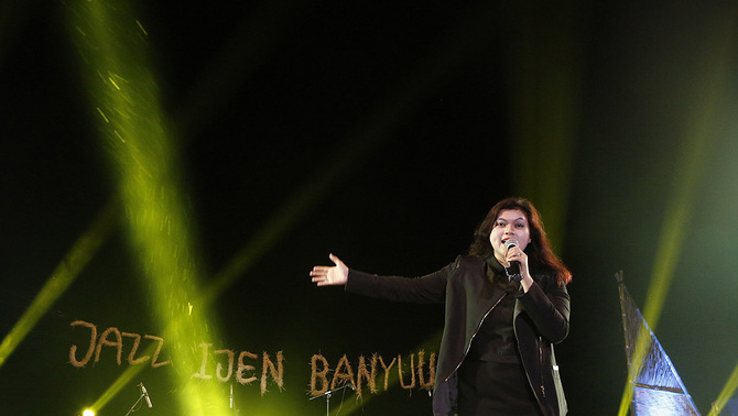 Penampilan musisi jaz dalam Jazz Ijen Banyuwangi di area perkebunan Tamansari, Desa Jambu, Kecamatan Licin, tak jauh dari kaki Gunung Ijen, 22 Agustus 2015.