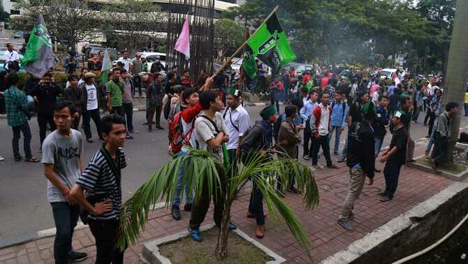 Ratusan kader Himpunan Mahasiswa Indonesai (HMI) melakukan aksi di depan KPK, Jakarta, Senin (9/5/2016). Dalam aksinya ratusan kader HMI mendesak Wakil Ketua KPK Saut Situmorang segera mengundurkan diri dan meminta maaf , karena pernyataan Wakil Ketua KPK Saut Situmorang yang dinilai menghina HMI pada acara 