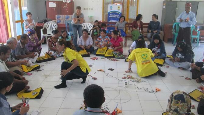 
Para peserta pelatihan produk daur ulang yaitu para ibu PKK  Labuan Bajo terlihat sangat antusias dalam menerima arahan dari trainer Bank Sampah My Darling. Pelatihan yang dilaksanakan selama 2 hari yaitu 21-22 Mei 2016 ini diharapkan dapat meningkatkan keahlian ibu-ibu PKK dalam mengelola sampah yang ada di sekitar lingkungan mereka, seperti sampah plastik, kaca dan kertas koran. Selain itu, para ibu PKK juga mendapatkan nilai ekonomis dari hasil penjualan produk daur ulang tersebut.
