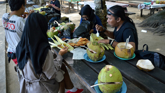 Sejumlah wisatawan menikmati suasana di Pulau Bunaken, Manado, Sulawesi Utara, 31 Maret 2016. FOTO: BeritaSatu Photo/Danung Arifin