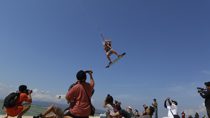 Sejumlah peserta beraksi dalam kiteboarding kelas internasional bertajuk Tabuhan Island Pro Kiteboarding 2015 di Banyuwangi, Jawa Timur, 22 Agustus 2015.