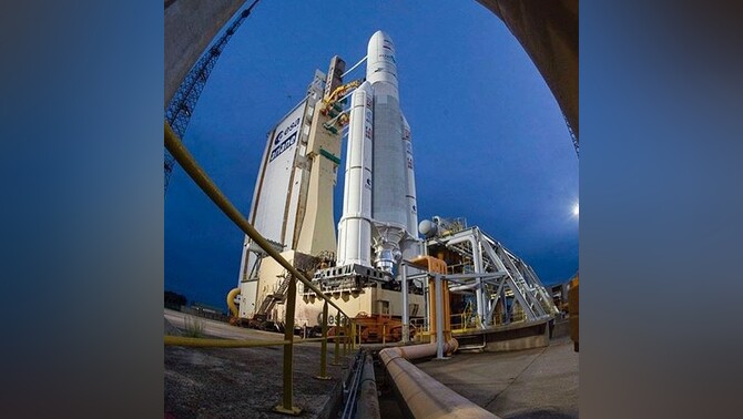 Roket Ariane 5 yang membawa satelit BRIsat, di Kourou, Guyana, 18 Juni 2016.