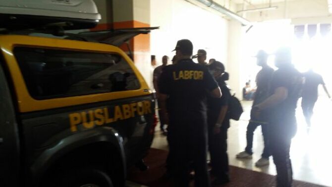 Petugas Puslabfor Polri berada dilokasi ledakan di Mal Alam Sutera Serpong, 28 Oktober 2015. Foto; Suara Pembaruan / Bernadus Wijayaka