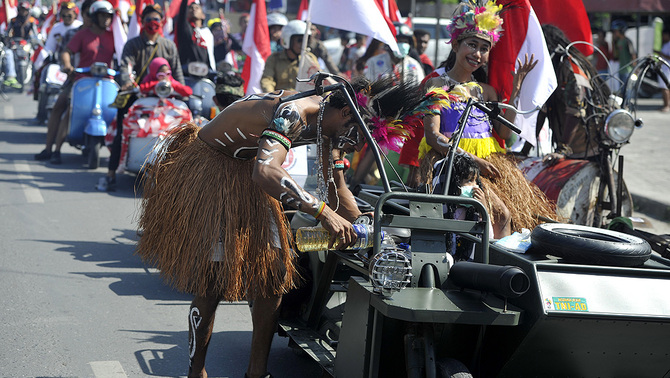 Sejumlah pengendara sepeda motor lintas komunitas mengikuti Konvoi Merah Putih di Timika, Papua, 16 Agustus 2015.
