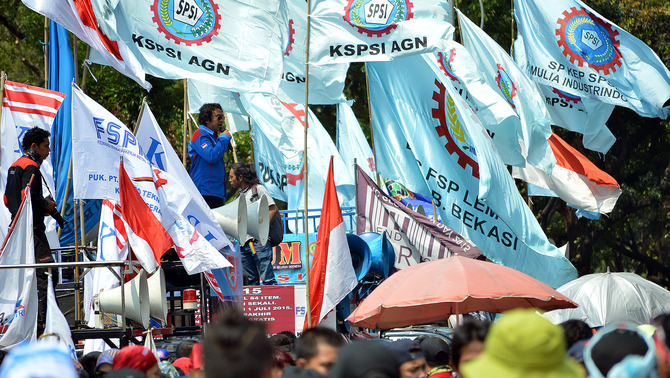 Ratusan buruh dari berbagai organisasi melakukan aksi penyampaian pendapat di depan Istana Negara, Jakarta, 1 September 2015. BeritaSatu Photo/Danung Arifin