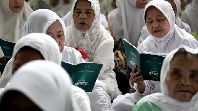 Sejumlah jemaah perempuan mengikuti penutupan kegiatan Nusantara Mengaji 2016 di Pondok Pesanteren (Ponpes) Al Kenaniyah, Jakarta, Minggu (8/5). 