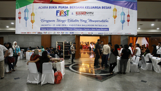 Suasana bazaar saat kegiatan buka puasa bersama keluarga besar First Media dan Berita Satu Media Holdings di Jakarta, 17 Juni 2016. Kegiatan ini mengangkat tema 
