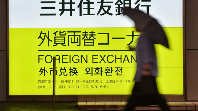 Pejalan kaki melintas di depan papan bursa saham internasional di Tokyo, Jepang, 24 Juni 2016. Menteri Keuangan Jepang, Taro Aso menyatakan kesiapan Jepang untuk mengambil tindakan keras dalam mengatasi volatilitas liar di pasar keuangan yang didorong oleh kekhawatiran Brexit atau 