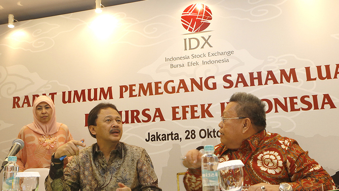 Direktur Utama PT Bursa Efek Indonesia (BEI) Tito Sulistio (tengah) berbincang dengan jajaran direksi dan komisaris (kiri - kanan) Komisaris BEI Hendra A Kustarjo, Komisaris BEI Lydia Trively Azhar, Komisaris Utama BEI Robinson Simbolon, Direktur Keuangan dan SDM BEI Chaeruddin Berlian, Direktur Pengawasan Transaksi dan Kepatuhan BEI Hamdi Hassyarbaini, Direktur Perdagangan dan Pengaturan Anggota Bursa BEI Alpino Kianjaya disela Rapat Umum Pemengang Saham Luar Biasa (RUPSLB) di Jakarta, 28 Oktober 2015.