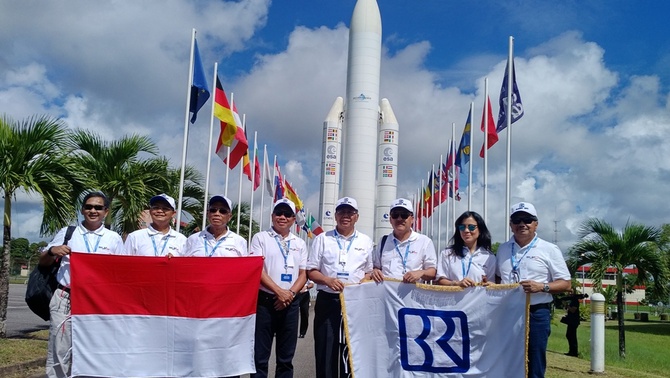Direksi BRI dan dua mantan direktur utama BRI berfoto bersama menjelang peluncuran BRIsat, Sabtu, 18 Juni 2016, pukul 03.30-04.40 WIB. 