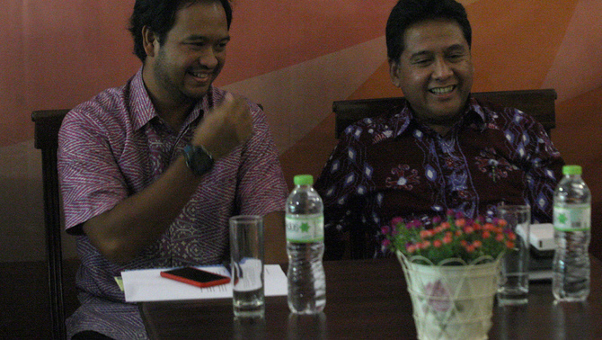 Ketua Bidang SDA, Energi Mineral dan Lingkungan Hidup  BPP HIPMI Andika Anindia Guna (kiri) dan Ketua Umum Asosiasi Pengusaha Indonesia (APINDO) Hariyadi Sukamdani (kanan) yang hadir dalam diskusi rutin Solusi Ekonomi Indonesia yang diselenggarakan oleh INDEF dengan tema Berburu Dana Repatriasi: Relevansi Tax Amnesty dan Data Panama Papers, Jakarta, Senin 9 Mei 2016. Diskusi ini membahas solusi mengenakan tarif pengampunan pajak (tax amnesty) bagi para wajib pajak (WP) yang terbukti melakukan penghindaran pajak. Investor Daily / Emral