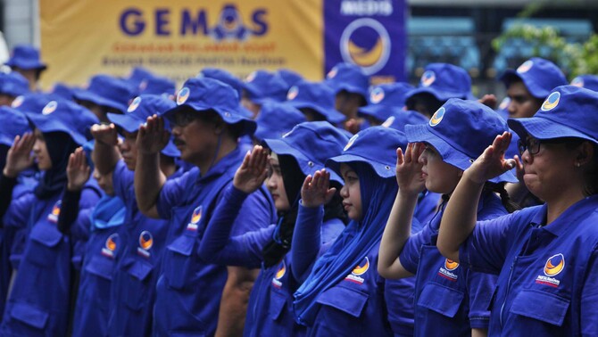 Tim relawan medis Gerakan Melawan Asap (Gemas) Partai NasDem ketika mengikuti upacara pelepasan di Kantor DPP Partai NasDem, Gondangdia, Jakarta, 28 Oktober 2015.