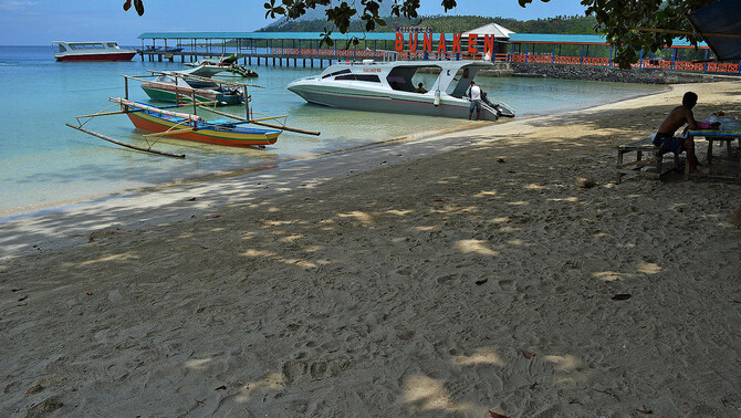 Wisatawan menikmati suasana di Pulau Bunaken, Manado, Sulawesi Utara, 31 Maret 2016. FOTO: BeritaSatu Photo/Danung Arifin