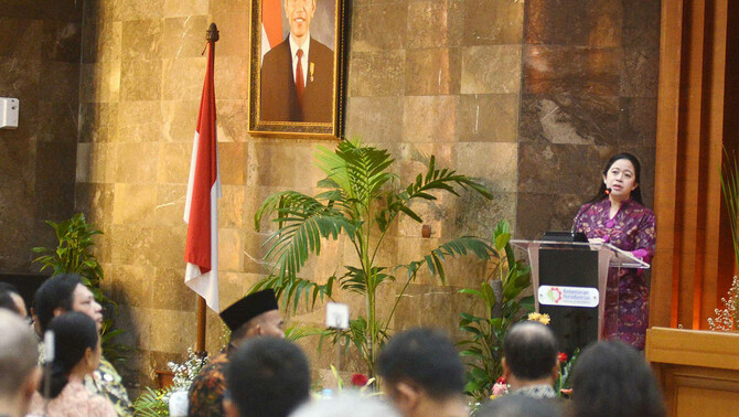 Menko PMK Puan Maharani memberikan sambutan dalam Penandatanganan Nota Kesepahaman lima menteri dalam rangka kerjasama antara Industri dan SMK di Kementerian Perindustrian, Jakarta, 29 November 2016.