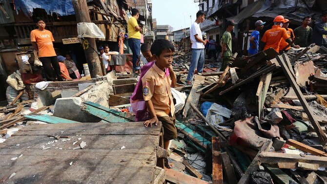 Petugas dan warga membongkar kios pedagang Pasar Karang Anyar, Sawah Besar, Jakarta Pusat, 16 September 2015.