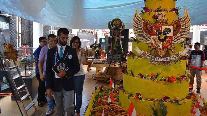 Lorenzo Veltri, juri dari Guinness World Records (berdasi) bersama dua rekannya di samping  tumpeng nasi kuning tertinggi di dunia dalam World Expo Milan 2015, Italia, 17 Agustus 2015.