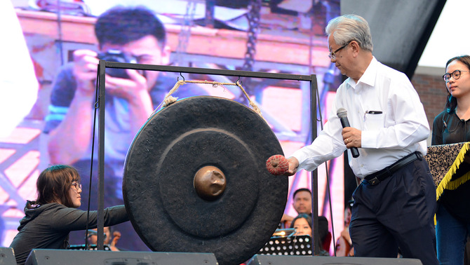 Rektor Universitas Pelita Harapan (UPH) Jonathan L Parapak (dua kanan) memukul gong dalam pembukaan puncak acara UPH Festival 22 dengan pertunjukkan Human Configuration belum lama ini.