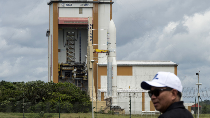 Direktur Utama BRI Asmawi Syam menyaksikan proses pemindahan Roket Ariane 5 yang membawa satelit BRI, BRIsat, di Arianespace, Kourou, Guyana Perancis, 16 Juni 2016. Satelit perbankan pertama di dunia milik BRI tersebut dijadwalkan meluncur pada Jumat (17/6) waktu Kourou, Guyana Perancis.