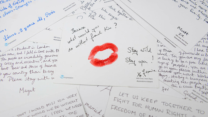 Sejumlah kartu pos yang ditulis dan dibubuhi cap mulut sebagai tanda tangan ciuman oleh warga Prancis yang tinggal di Inggris berisi dukungan untuk memilih agar tetap bergabung dengan Uni Eropa di Stasiun King Cross, London, 22 Juni 2916. 